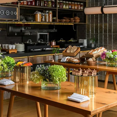 The Ritz-carlton De La Paix, מלון