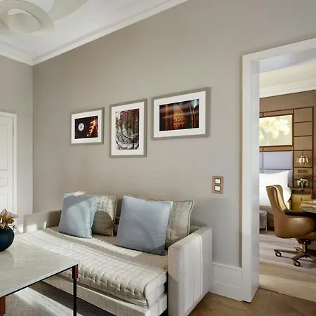 The Ritz-carlton De La Paix, מלון 5*