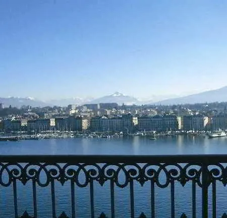 The Ritz-carlton De La Paix, Szálloda